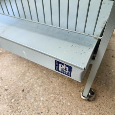 Prevue Hendryx Large Bird Cage 32x32 x65"H on casters