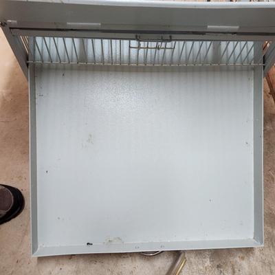 Prevue Hendryx Large Bird Cage 32x32 x65"H on casters