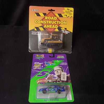 DIE-CAST ROAD CONSTRUCTION CATERPILLAR & TERRY LABONTE RACE CAR