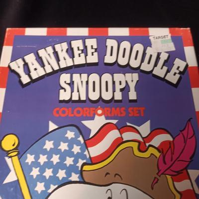 LIKE NEW YANKEE DOODLE SNOOPY COLORFORMS SET