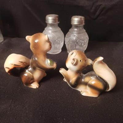2 SETS OF SHAKERS