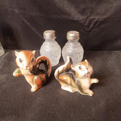 2 SETS OF SHAKERS