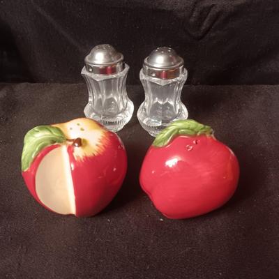 2 SETS OF SHAKERS