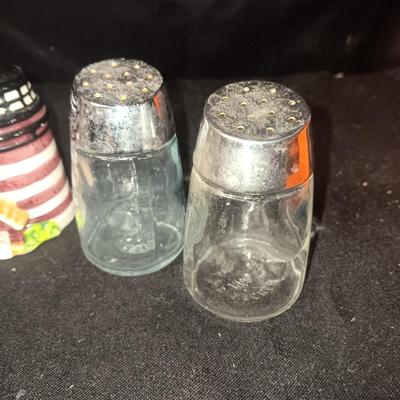4 SETS OF SHAKERS
