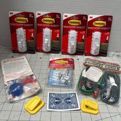 Command Medium Plastic Utility Hook & Bungees With Plastic Hooks