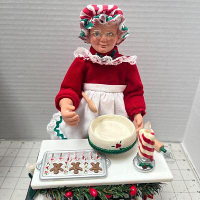 Animated Musical Mrs. Santa Claus Baking Cookies Holiday Creations Scene