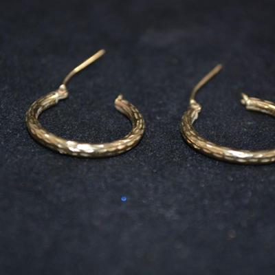 10k Gold Etched Hoop Earrings 0.9g