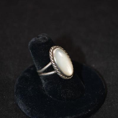 Vintage 925 Sterling Ring w/ Mother of Pearl Size 6.5, 7.4g