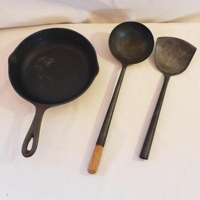 No. 5 Cast Iron Pan and Utensils (LR-KD)