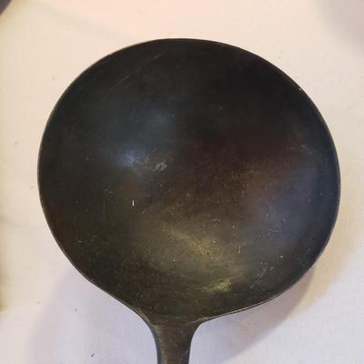 No. 5 Cast Iron Pan and Utensils (LR-KD)