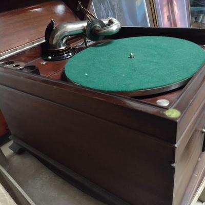 Antique Victor Victrola Phonograph in Working Condition