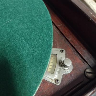 Antique Victor Victrola Phonograph in Working Condition
