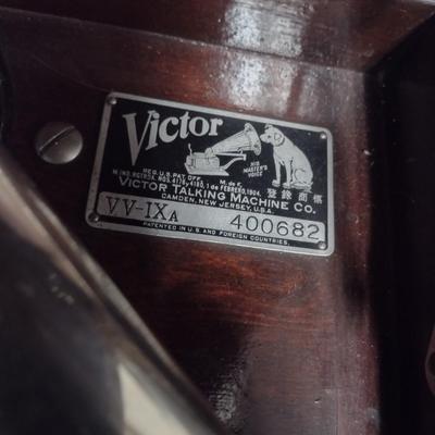 Antique Victor Victrola Phonograph in Working Condition