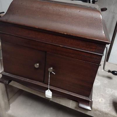 Antique Victor Victrola Phonograph in Working Condition