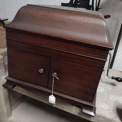 Antique Victor Victrola Phonograph in Working Condition
