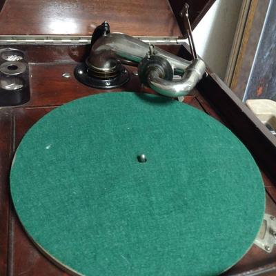 Antique Victor Victrola Phonograph in Working Condition