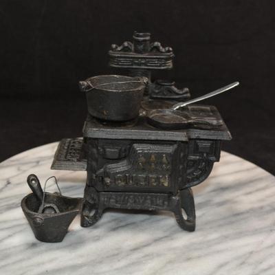 Vintage Miniature Cast Iron ‘Queen’ Stove w/ Accessories 5.5”x5.5”