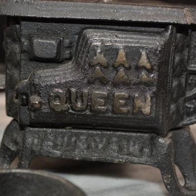 Vintage Miniature Cast Iron ‘Queen’ Stove w/ Accessories 5.5”x5.5”