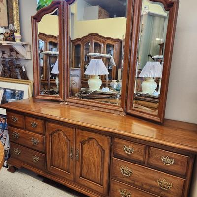 Thomasville Dresser with tri fold mirror