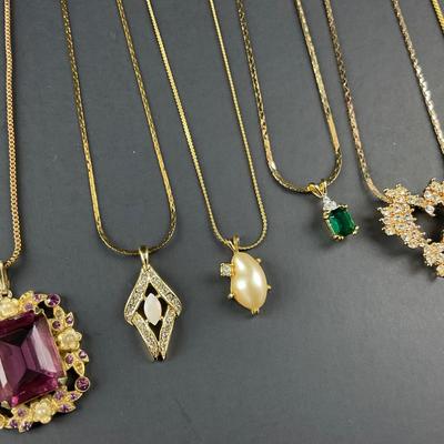 -135- COSTUME JEWELRY | 14 Pieces Of Miscellaneous Gold Tone Necklaces