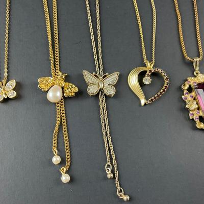 -135- COSTUME JEWELRY | 14 Pieces Of Miscellaneous Gold Tone Necklaces