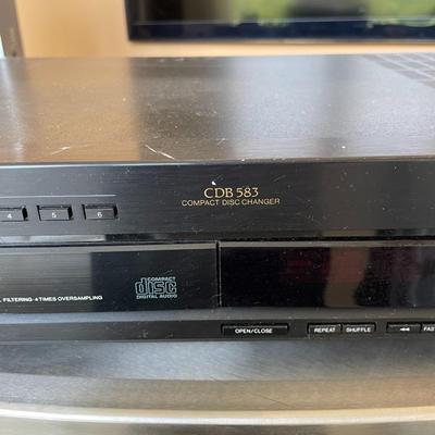 Magnavox CDB 583 Vintage Compact 6 disc CD Player Dual 16BIt Digital Converter.