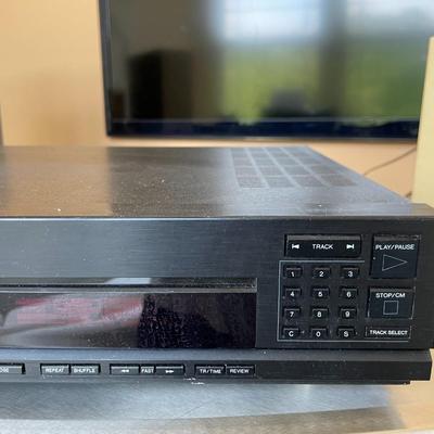 Magnavox CDB 583 Vintage Compact 6 disc CD Player Dual 16BIt Digital Converter.