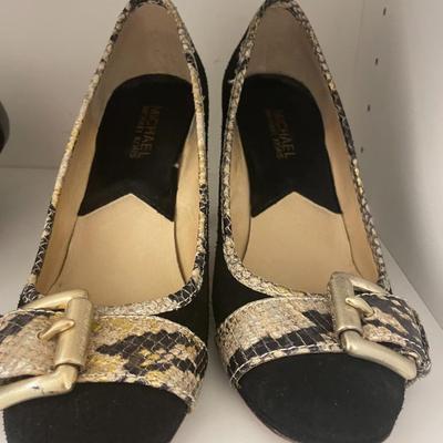 Lot of women's shoes