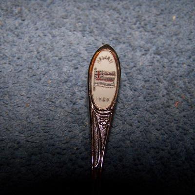 LOT 8 VINTAGE SOUVENIR SPOONS