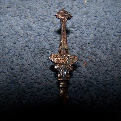 LOT 8 VINTAGE SOUVENIR SPOONS