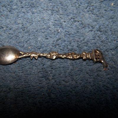 LOT 9 GREAT VINTAGE INTERNATIONAL SOUVENIR SPOONS