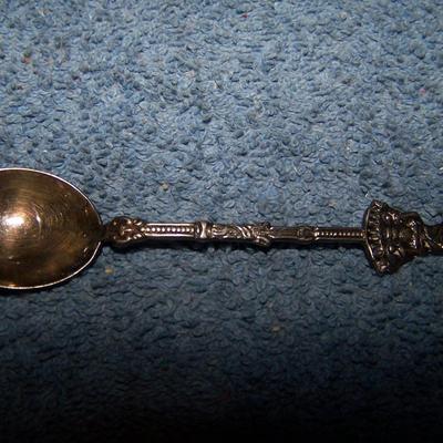 LOT 9 GREAT VINTAGE INTERNATIONAL SOUVENIR SPOONS