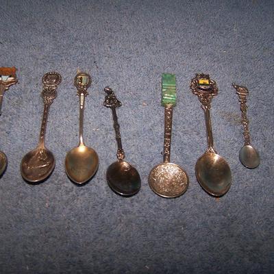 LOT 9 GREAT VINTAGE INTERNATIONAL SOUVENIR SPOONS