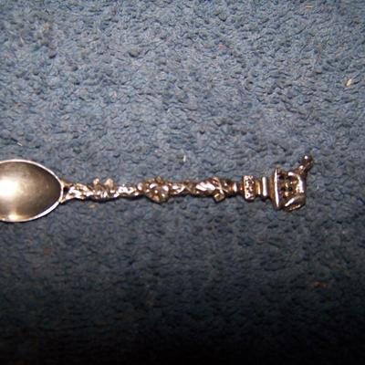 LOT 9 GREAT VINTAGE INTERNATIONAL SOUVENIR SPOONS