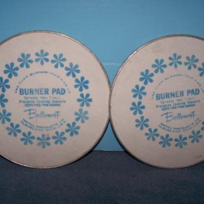 LOT 23 VINTAGE HOT PADS/PLATES/TRIVETS