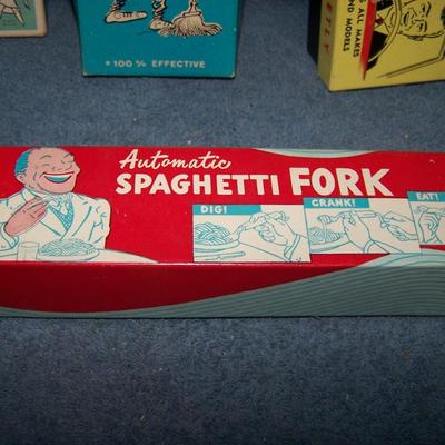 LOT 28 FUN VINTAGE GAG & NOVELTY ITEMS