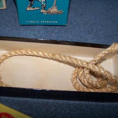 LOT 28 FUN VINTAGE GAG & NOVELTY ITEMS