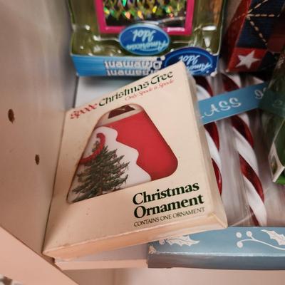 Lot of Christmas Tree ornaments & Decor John Deere Basketbearies Lights ++