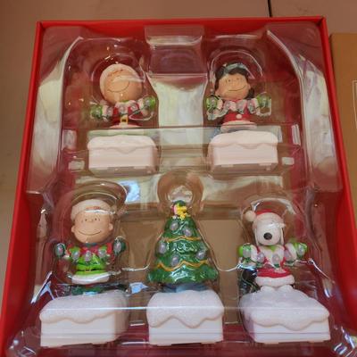 Hallmark Peanuts Gang Christmas Light Show Collector's Set