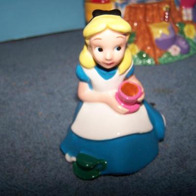 LOT 46 WONDERFUL COLLECTABLE DISNEY WINNIE THE POOH/ALICE/DALMATIANS