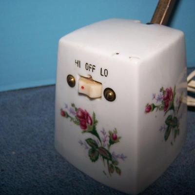 LOT 52 LOVELY MID CENTURY MOSS ROSE DESK/DRESSER LAMP
