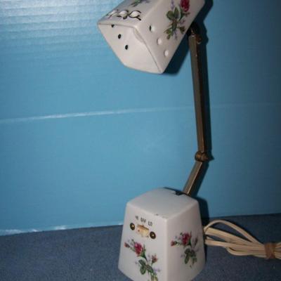 LOT 52 LOVELY MID CENTURY MOSS ROSE DESK/DRESSER LAMP