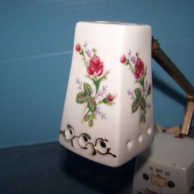 LOT 52 LOVELY MID CENTURY MOSS ROSE DESK/DRESSER LAMP