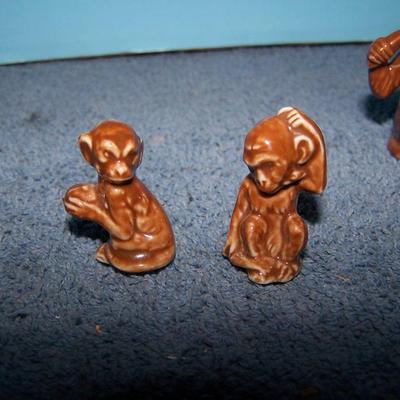 LOT 66 SWEET VINTAGE GERMAN PORCELAIN MINIATURE MONKEY FAMILY