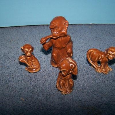 LOT 66 SWEET VINTAGE GERMAN PORCELAIN MINIATURE MONKEY FAMILY