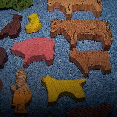LOT 69 WONDERFUL VINTAGE MINI WOODEN FARM FIGURES