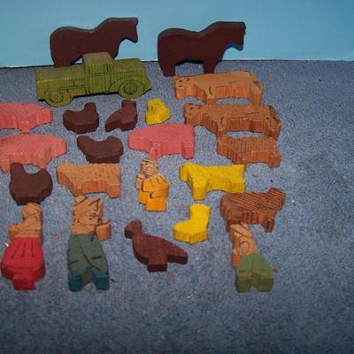 LOT 69 WONDERFUL VINTAGE MINI WOODEN FARM FIGURES
