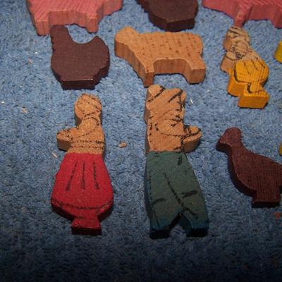 LOT 69 WONDERFUL VINTAGE MINI WOODEN FARM FIGURES