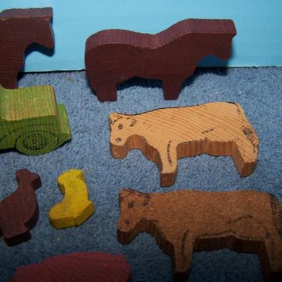 LOT 69 WONDERFUL VINTAGE MINI WOODEN FARM FIGURES