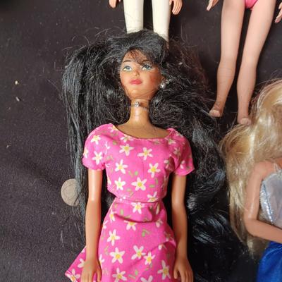 A COLLECTION OF BARBIE AND KEN DOLLS